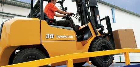 Towmotor® forklifts - Quality, Reliability, Value - Phú Thái Cat